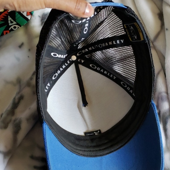 Oakley hat - Picture 3 of 4